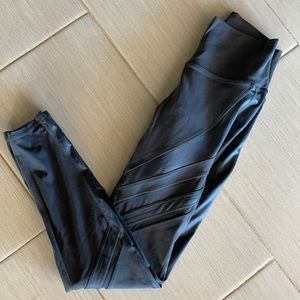 Alo grey SZ small shear pattern legging like new